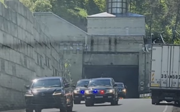 Пашинян едет отдыхать в сопровождении кортежа из двух десятков машин (видео)